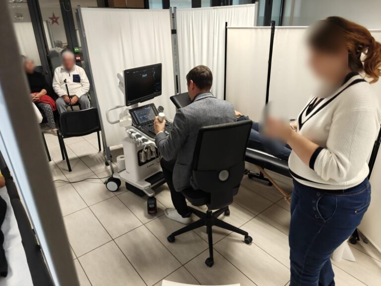 Médecin vasculaire réalisant une échographie de dépistage aux Thermes de Balaruc-les-Bains