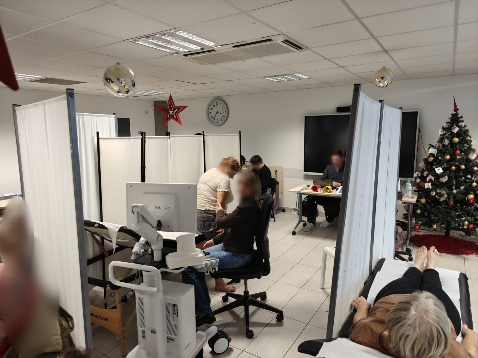 Plusieurs postes d'échographie installés pour la journée de dépistage vasculaire